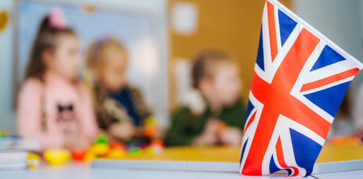 brytyjska flaga na tle dzieci w szkole