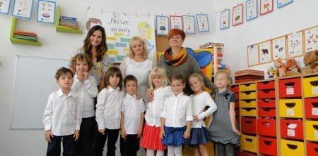 Zdjęcie grupowe dzieci i przedszkolanek