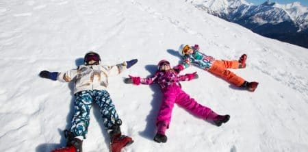 Dzieci leżące na śniegu