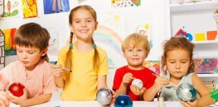 Dzieci w przedszkolu malują farbami