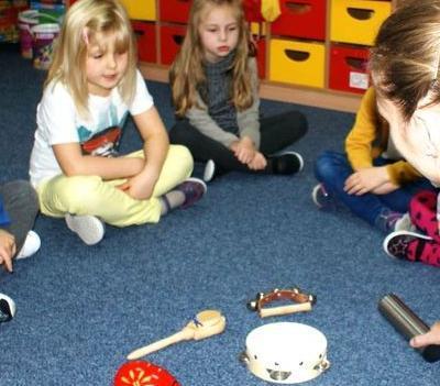 Dzieci grające na instrumentach w przedszkolu 02