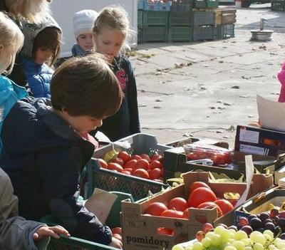Dzieci kupują warzywa 02